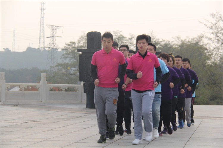 在龙鼎山进行拉练.jpg 在龙鼎山进行拉练.jpg