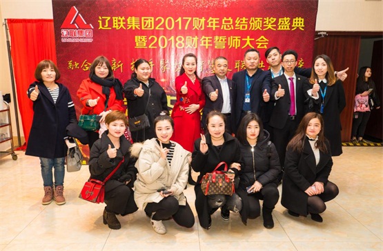 加拿大pc28预测服务表包公司与董事长及夫人合影.jpg 加拿大pc28预测服务表包公司与董事长及夫人合影.jpg
