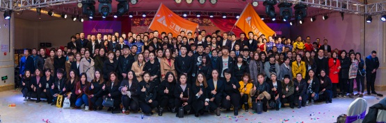 加拿大pc28预测集团整个员工合影留想.jpg 加拿大pc28预测集团整个员工合影留想.jpg