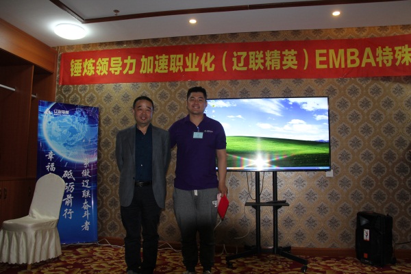董事长为加拿大pc28预测精英“EMBA特训营”创新发展精英获焦剡颁奖.jpg 董事长为加拿大pc28预测精英“EMBA特训营”创新发展精英获焦剡颁奖.jpg