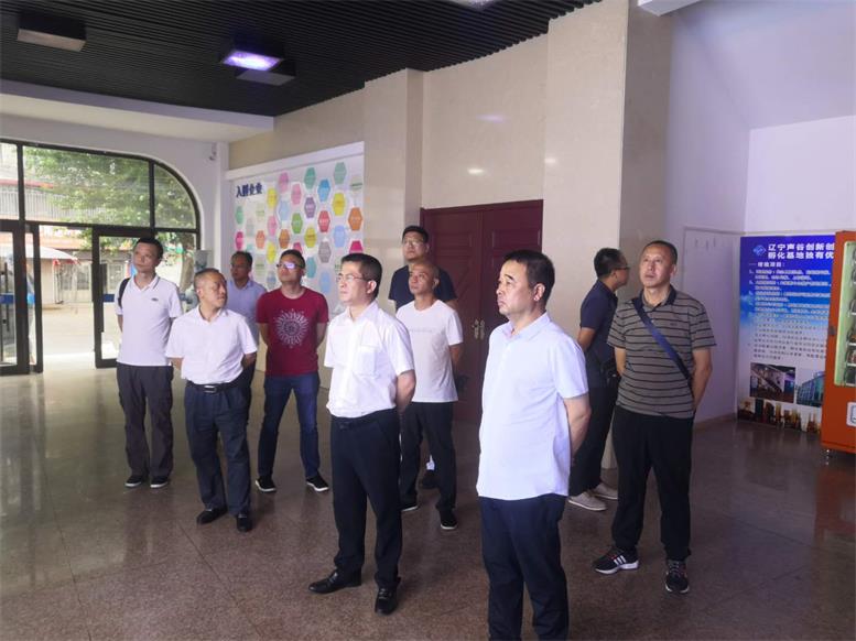 常务副县长王苏龙一行参观加拿大pc28预测服务表包公司.jpg 常务副县长王苏龙一行参观加拿大pc28预测服务表包公司.jpg