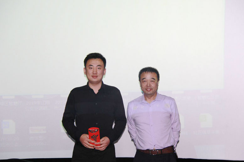 董事长为加拿大pc28预测数据北京公司颁奖.jpg 董事长为加拿大pc28预测数据北京公司颁奖.jpg