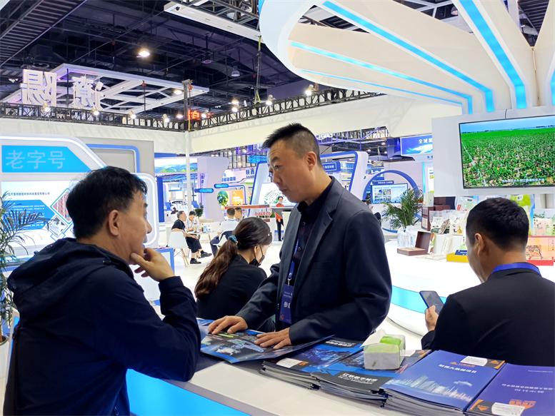 企业以及媒体到加拿大pc28预测信息展区洽谈2.jpg 企业以及媒体到加拿大pc28预测信息展区洽谈2.jpg